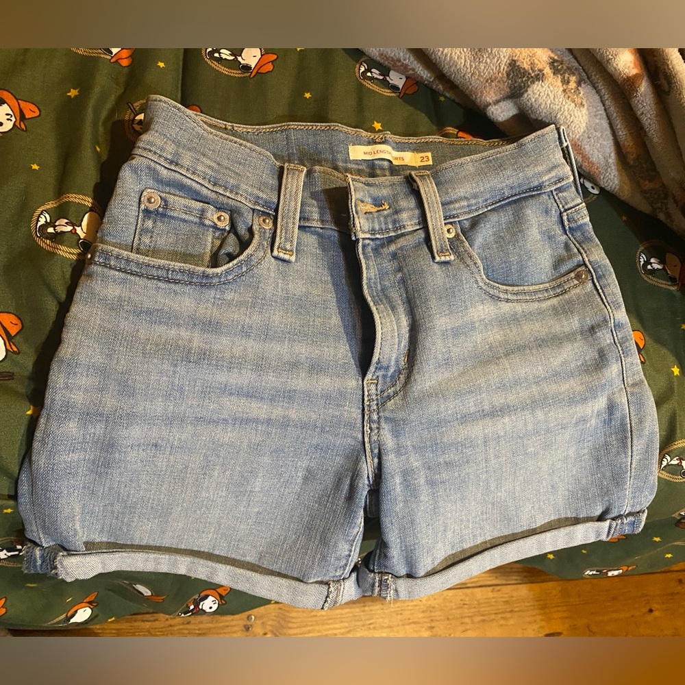 Levi’s Mid Length Shorts 23